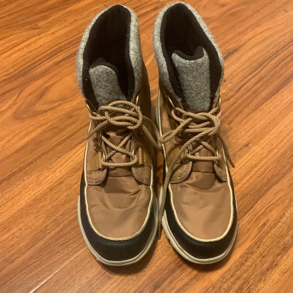 Sorel women’s winter booties size 9